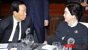 부인 손명순 여사와 이야기 나누는 김영삼 전 대통령