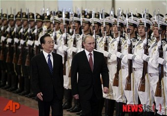 중국 의장대 사열하는 푸틴 러 총리