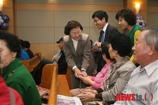 도곡1동 경로잔치에서 인사 나누는 신연희 강남구청장