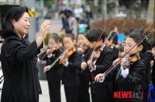 상명대 사범대 부속초 오케스트라의 찾아가는 길거리 연주회