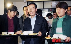 학생식당에서 식사하는 박원순