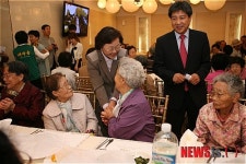 신연희 강남구청장, 대치2동 경로잔치 참석