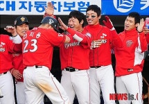 동료들 축하받는 안치용