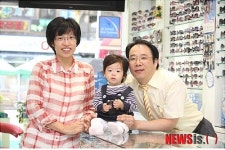 첫 아이 돌잔치 비용 기부한 안경점 천사부부
