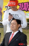 삭발하는 한 한국주유소협회 회원