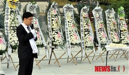 조화 앞에 선 아들 김선환씨