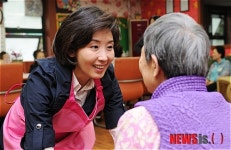 노인요양센터 방문한 나경원 후보