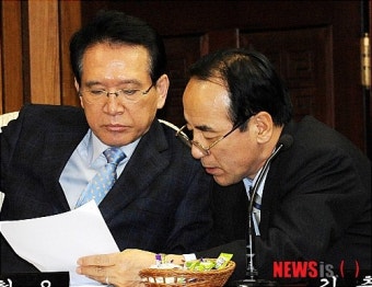 보고자료 보는 김형오 전 국회의장과 김충환 의원