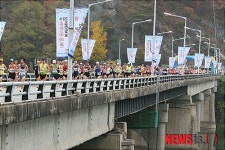 신연교를 통과하는 마라토너들