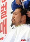 삭발하는 외환은행 노동조합 위원장