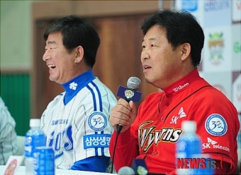 질문 답하는 SK 이만수 감독대행