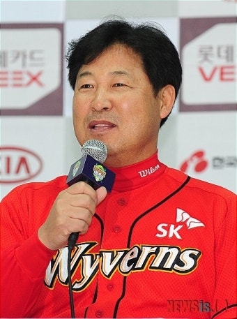질문 답하는 SK 이만수 감독대행