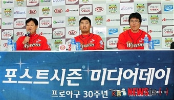 질문 답하는 SK 이만수 감독대행