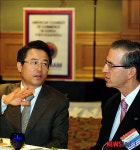 스튜어트 솔로몬 부회장 만난 권혁세 원장