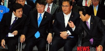 출구조사 결과에 실망한 한나라당 의원들