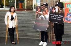 인화학교 시위 지켜보는 이정선 의원