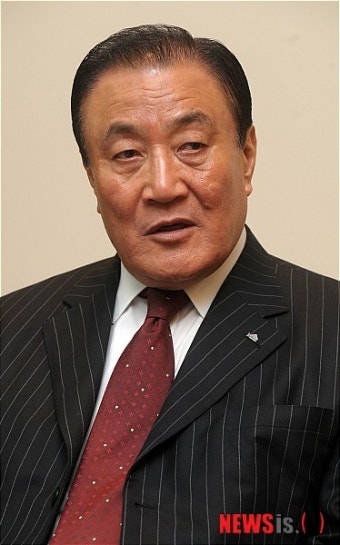 뉴시스와 인터뷰하는 서병문 수석 부회장