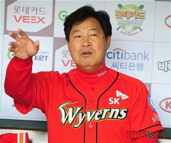 질문 답하는 SK 이만수 감독대행