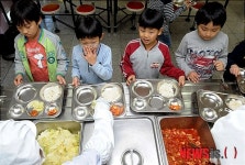 배식 받는 매동초등학교 학생들