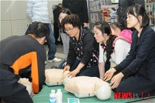 이동홍보단을 운영하는 소방서 대원들