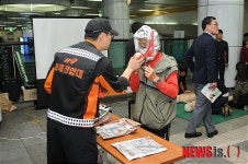 이동홍보단을 운영하는 소방서 대원들