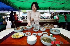 청자 7첩 반상기에 담은 음식