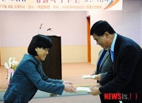 영월댁이야기 기증받는 영월군농업기술센터 정일봉 소장