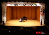 피아노 연주하는 이희아씨