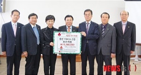 시설보수비 전달하는 이금식 이사장