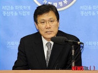 재라국제기획 | 브리핑 하는 최종구 기획재정부 국제업무관리관