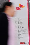 검찰, '최태원 비자금' SK 계열사 등 10여 곳 압수수색