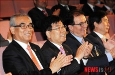 박수치는 최광식 문화체육부장관과 김광림 의원