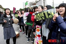 [수능 이모저모]학교간 응원전 뜨거워…자리싸움도 치열