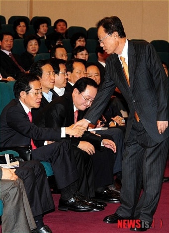인사 나누는 홍준표 대표와 박희태 국회의장