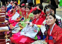 하늘에서 오색종이