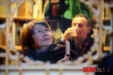 한국 전통 문틀의 아름다움 감상하는 외국사절