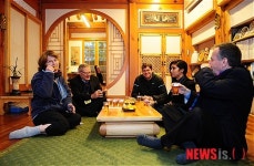 좌식 다도 즐기는 외국사절