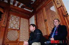 여유롭게 전통가옥 마루에 걸터앉아