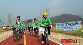 한강 자전거 도로 질주하는 대학생 자전거 국토대장정