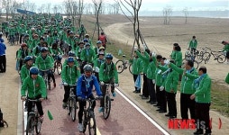 한강 자전거 도로 질주하는 대학생 자전거 국토대장정