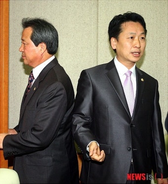 등 맞댄 경기도의회 여야 대표