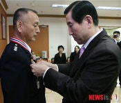 조현오 청장, 강인규 경장에게 참수리상시상