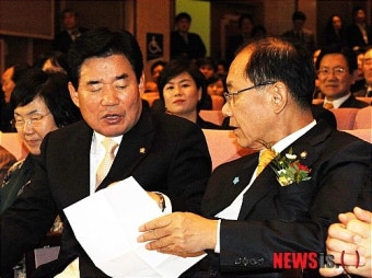 자료보며 이야기 나누는 황우여, 김진표