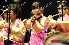 아름다운 국악 공연 선보이는 학생들