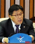 민주당 김성곤 의원 이야기하는 김중권 사무총장