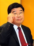 안경 고쳐쓰는 신동규 은행연합회장