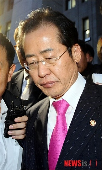 고개숙인 홍준표 대표