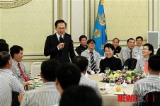 집배원 격려하는 이명박 대통령