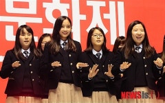 수화공연 펼치는 여고생들