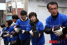 파리크라상한남점주 | 줄 맞춰 연탄 나르는 파리크라상 점주들